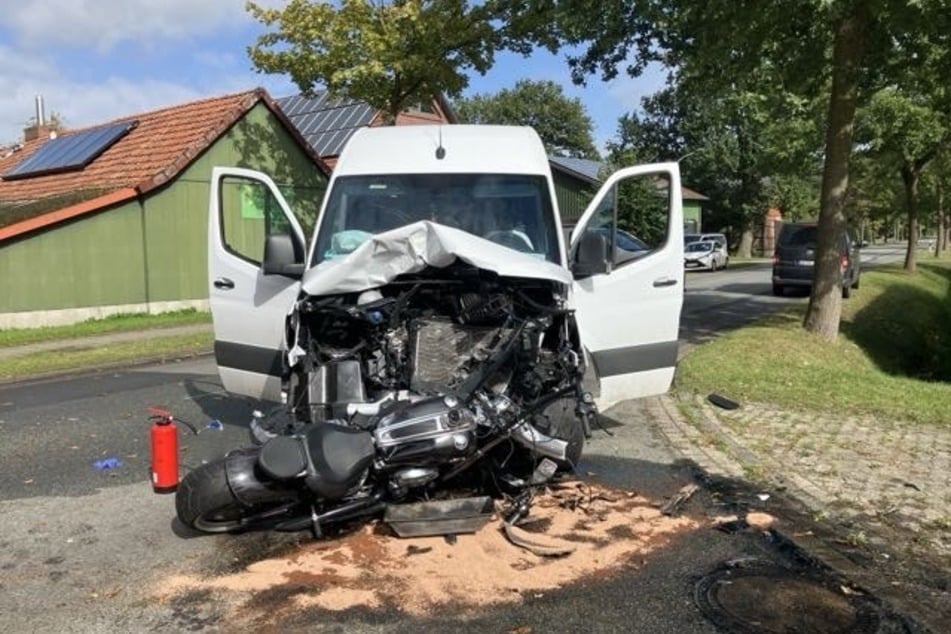 Am Montagmittag krachte ein Motorrad und ein Transporter in Ahlerstedt gegeneinander.