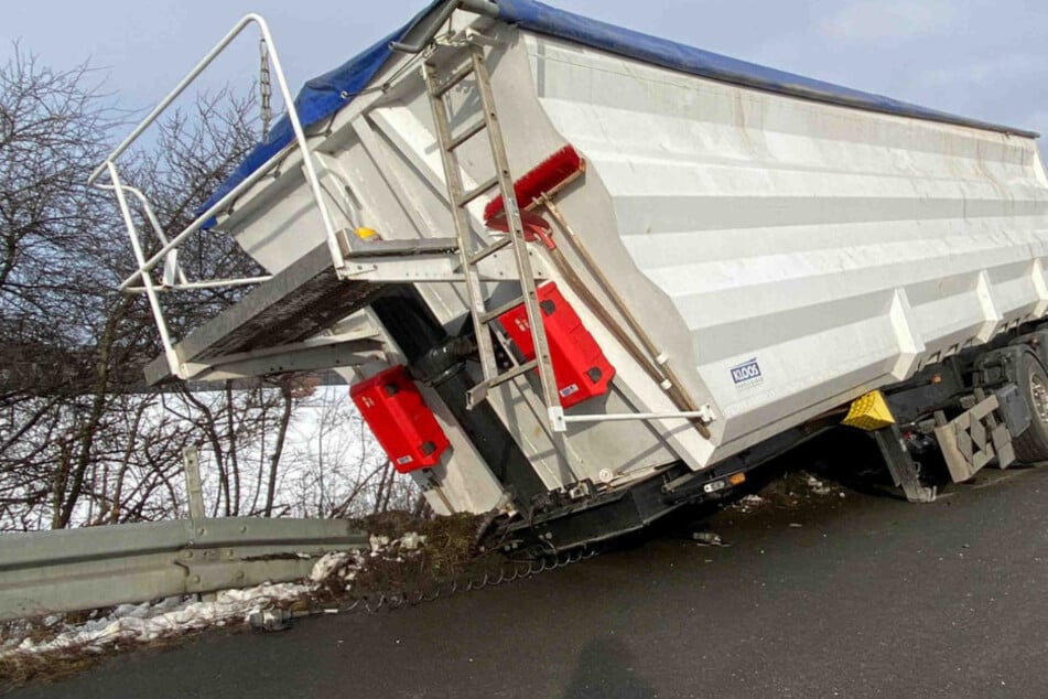 Unfall auf der A4: Lastwagen verliert seinen Hänger!
