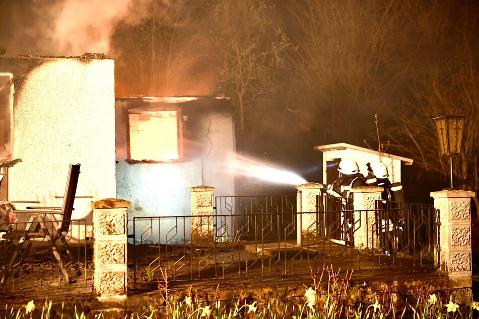 Als die Feuerwehr eintraf, stand der Bungalow bereits komplett in Flammen.