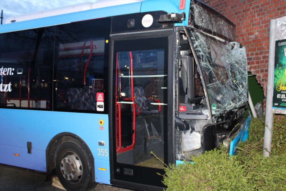 Linienbus kracht gegen Hauswand: Mehr als ein Dutzend Verletzte