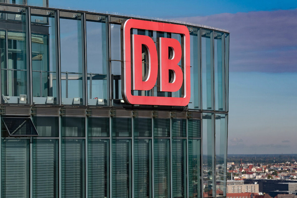 Die Deutsche Bahn will in Zukunft auch auf die Außenbeleuchtung an der Konzernzentrale am Bahntower in Berlin verzichten.