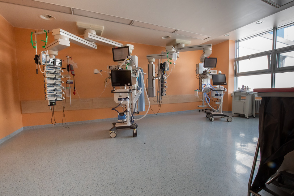 Beatmungsgeräte stehen in einem leeren Intensivbett-Zimmer der Asklepios Klinik für positiv getestete Corona-Patienten im bayerischen Gauting.