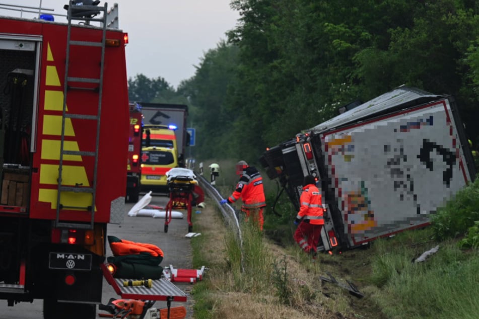 Unfall A14: Tödlicher Unfall auf A14 in Sachsen: Laster-Fahrer kommt von Autobahn ab und stirbt