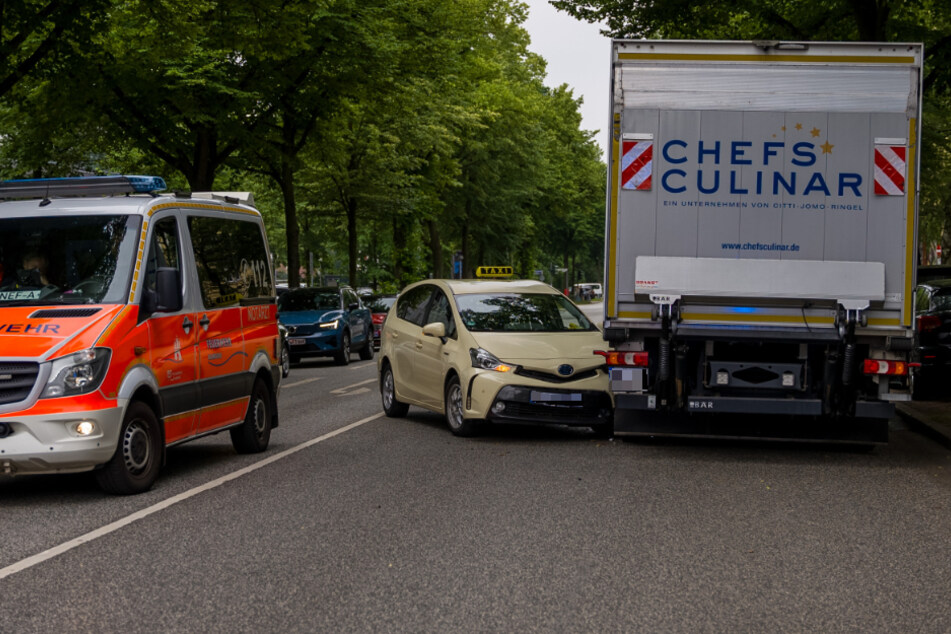 Am Donnerstagmittag hat es in der Hamburger Innenstadt gekracht. Ein Mann verlor die Kontrolle über sein Taxi und kollidierte mit einem Lkw auf der Gegenfahrbahn.