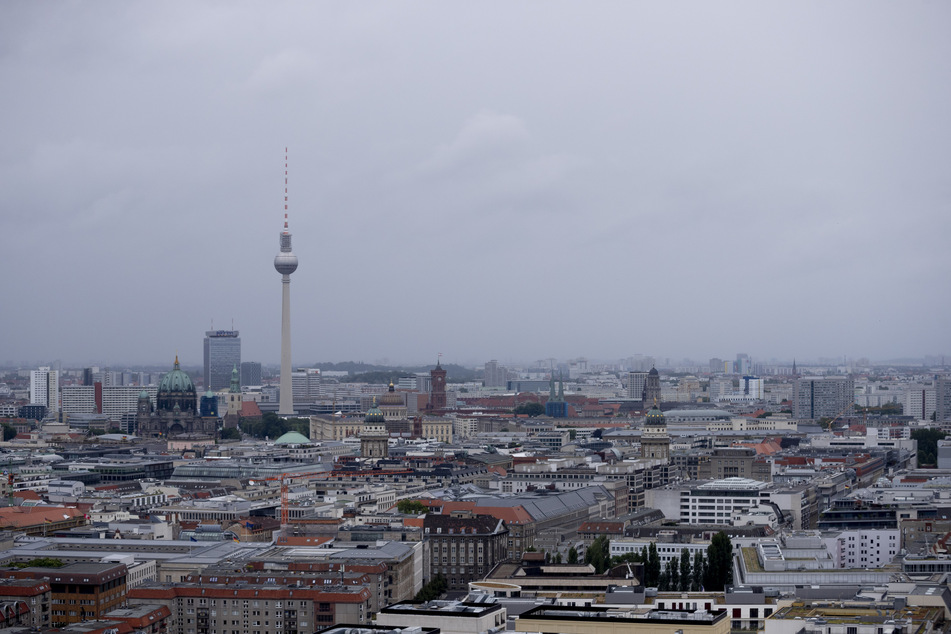 Viele Wolken und etwas Regen bestimmen das Wetter in Berlin und Brandenburg.