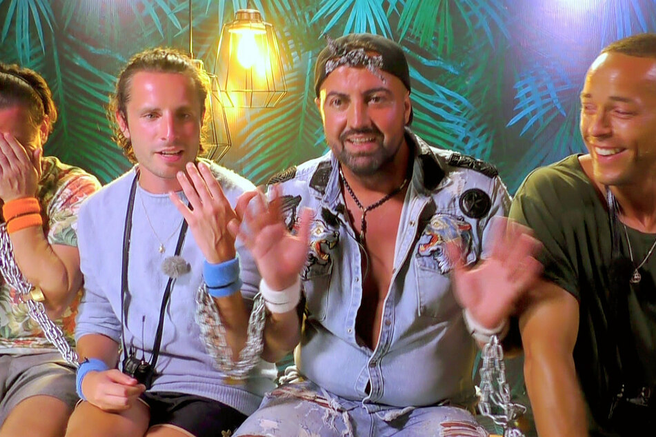 Als "Belohnung" für wenig richtige Antworten wurden Rocco, Gino, Cosimo und Andrej angekettet.