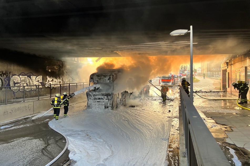 Obwohl der Brand bereits am Montagmorgen gelöscht war, zog sich die Schadensüberprüfung an der S-Bahn-Brücke bis zum gestrigen Betriebsschluss.
