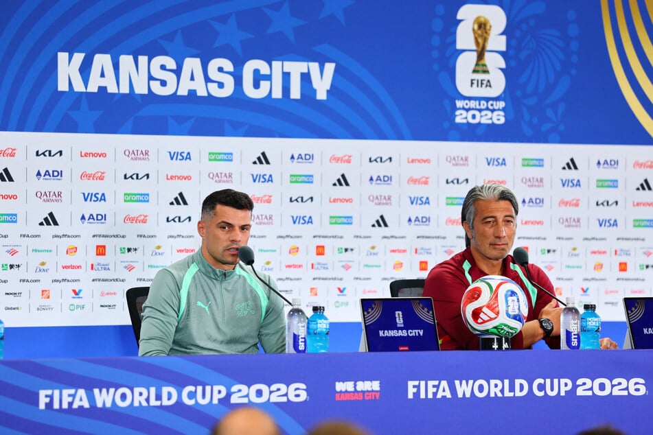 Der Schweizer Kapitän Granit Xhaka (33, l.) und sein Coach Murat Yakin (51) haben einen Plan in der Tasche, wie Lionel Messi in Schach gehalten werden könnte.