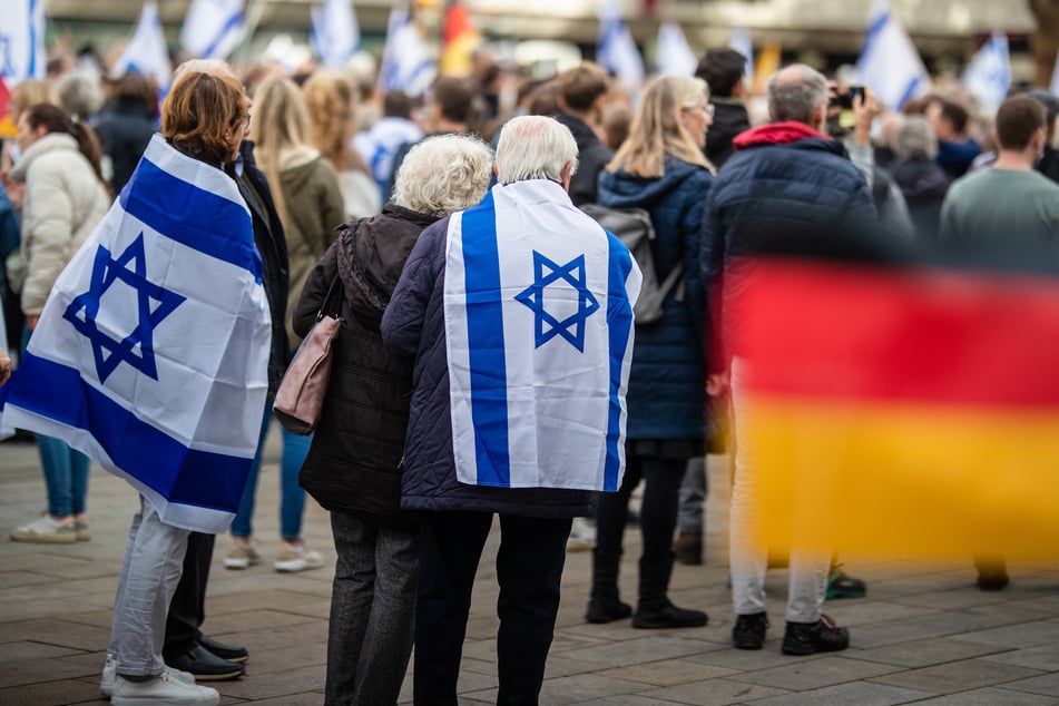 In mehreren deutschen Städten - wie hier in Stuttgart - finden anlässlich des Jahrestags der Hamas-Angriffe auf Israel am 7. Oktober 2023 Kundgebungen statt.