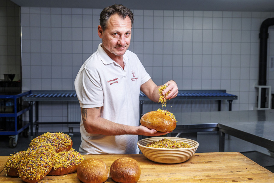 Brot-Sommelier Tino Gierig (54) bestreut das Brot mit getrockneten Blüten.