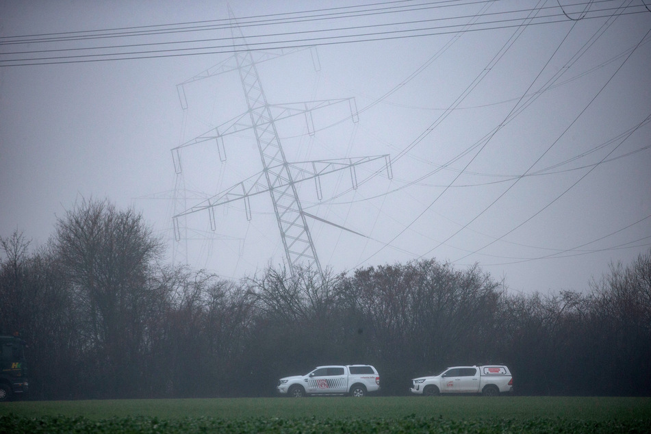 Ein RWE-Mitarbeiter hatte den eingeknickten Strommast am Freitagnachmittag entdeckt und die Polizei alarmiert.