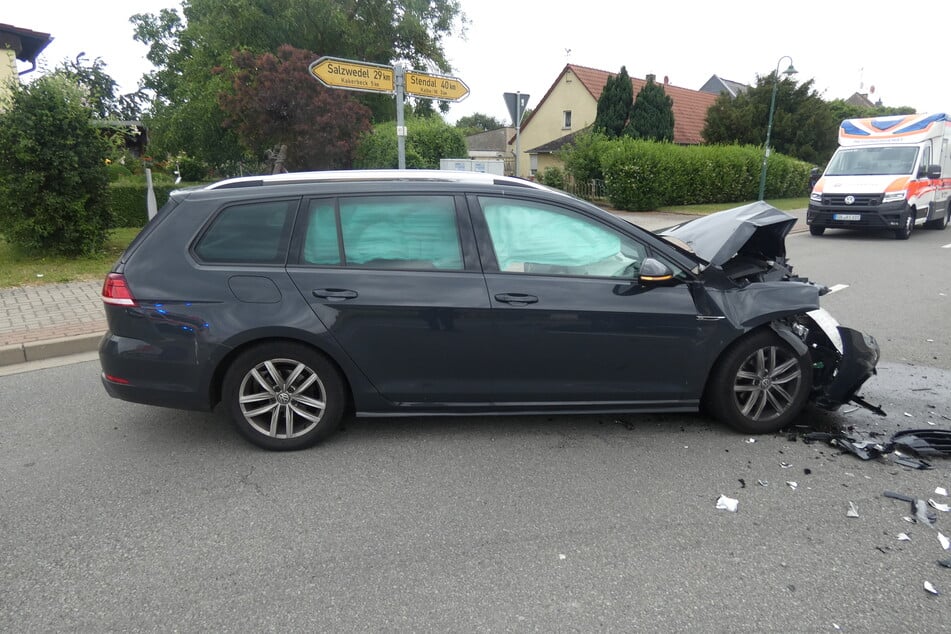 Beide Autofahrer sind bei dem Unfall leicht verletzt worden.