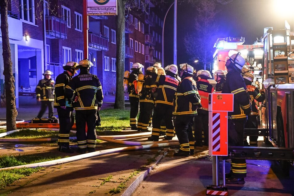 Hamburg: Kellerbrand in Hamburg: Feuerwehr rettet sechs Menschen aus Mehrfamilienhaus