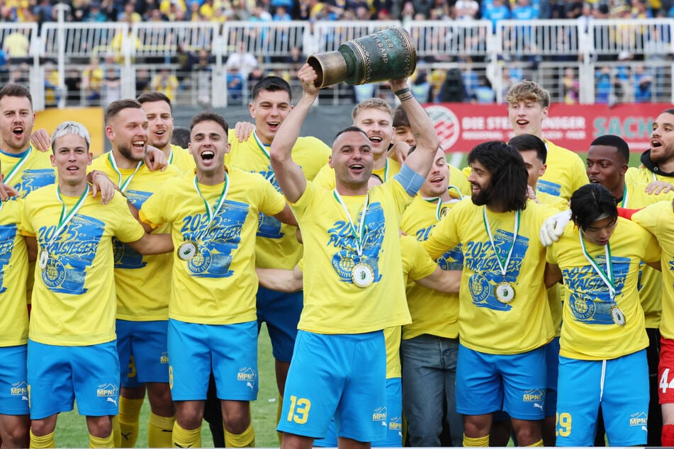 Da ist das Ding! Lok-Kapitän Djamal Ziane (33) stemmt den Pokal in die Höhe.