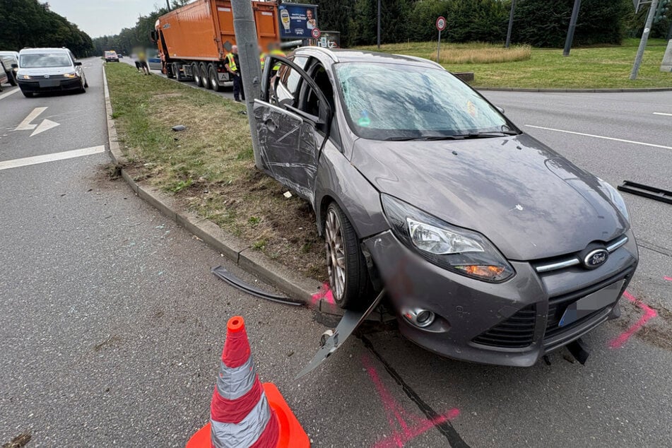 Der Ford wurde gegen einen Ampelmast geschleudert.