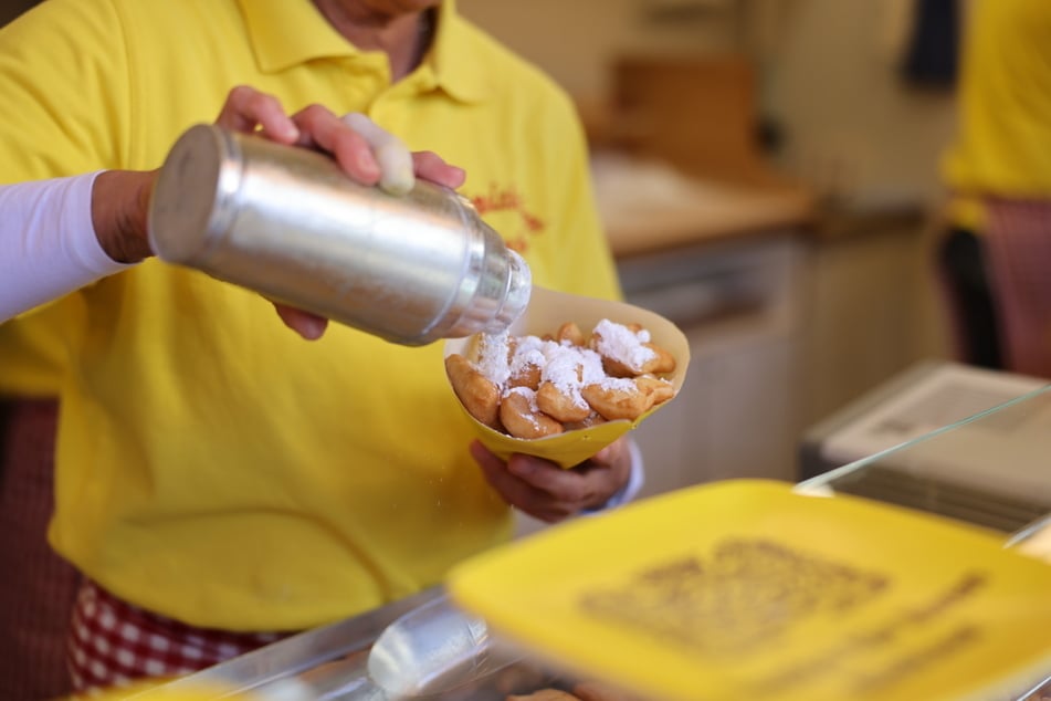 Der Stand der Schmalzbäckerei Fischer steht in diesem Jahr wieder in der Reichsstraße.