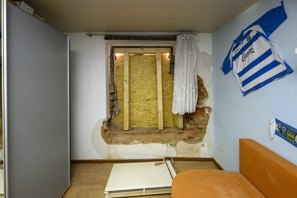 Dieses Loch klafft seit Monaten in der Wand.