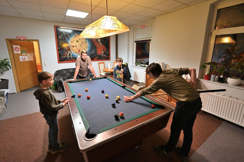 Ein Billardraum für Jugendliche gehört zur Ausstattung des Jugendclubs.