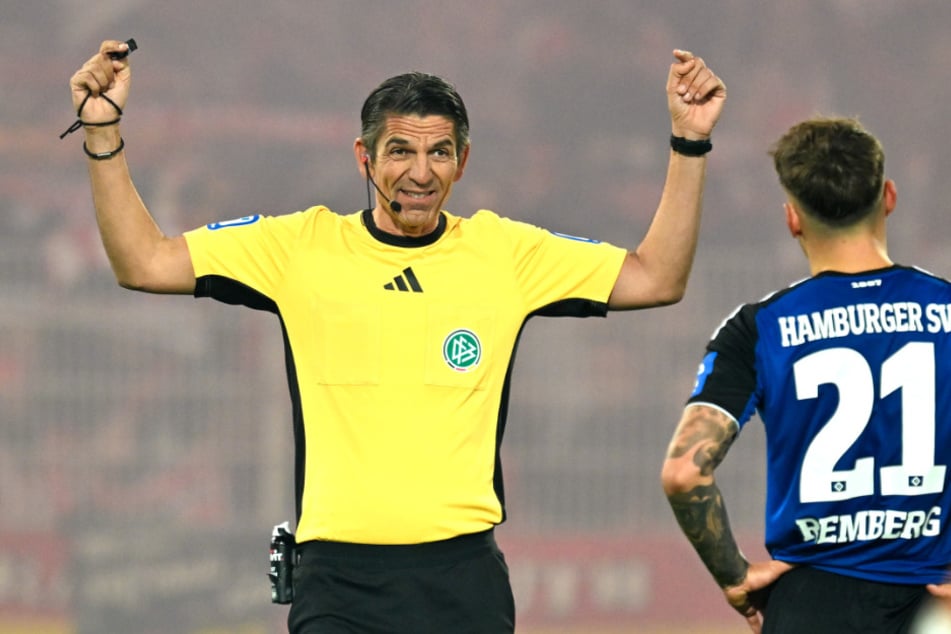 Deniz Aytekin (47) wird im Spiel Hamburger SV gegen FC Augsburg ein letztes Mal in seiner Karriere als Schiedsrichter im Volksparkstadion pfeifen.