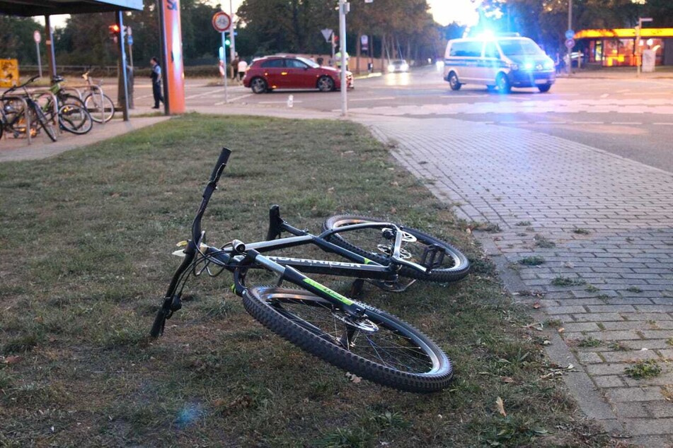Die Frau soll dabei eine rote Ampel missachtet haben.