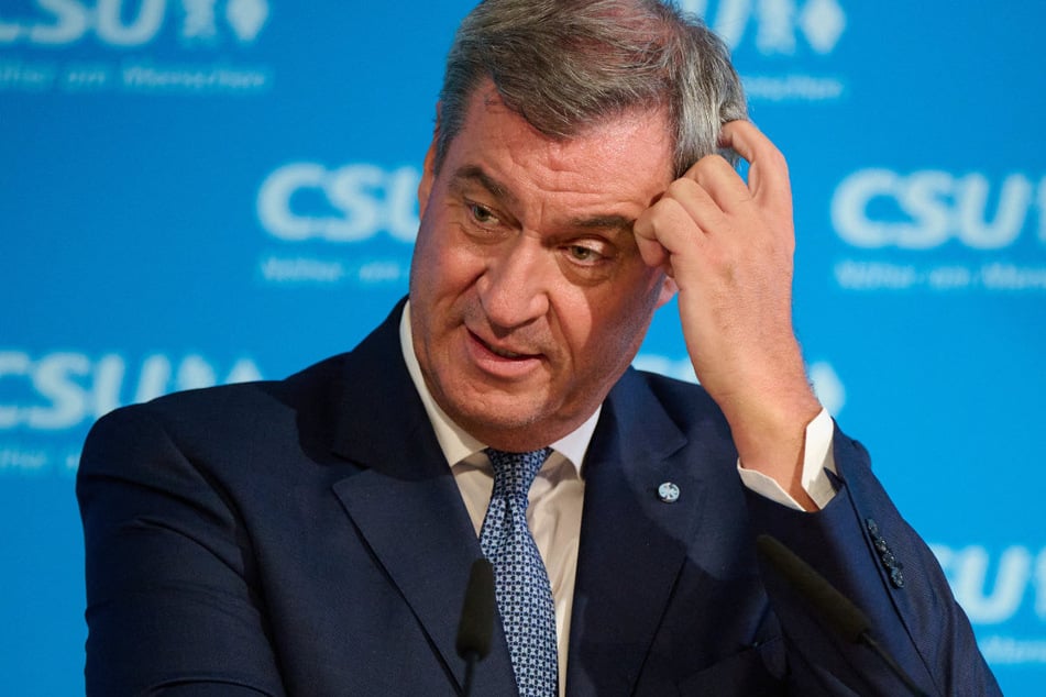 Grübelt er vielleicht schon? Sollte es zum Kanzlersturz kommen, wäre CSU-Chef Markus Söder (59) für viele eine Nachfolger-Option.