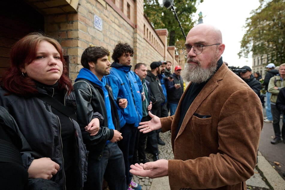 Den Besuch von Hans-Thomas Tillschneider (48, AfD) bei einer Hallenser Synagoge, wo er von Aktivisten am Eintreten verhindert wurde, nennt die Linke "bewusste Provokation".