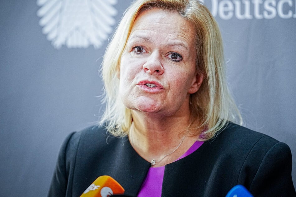 Bundesinnenministerin Nancy Faeser (52, SPD) sieht im Rechtsextremismus weiterhin die größte Bedrohung der Demokratie.