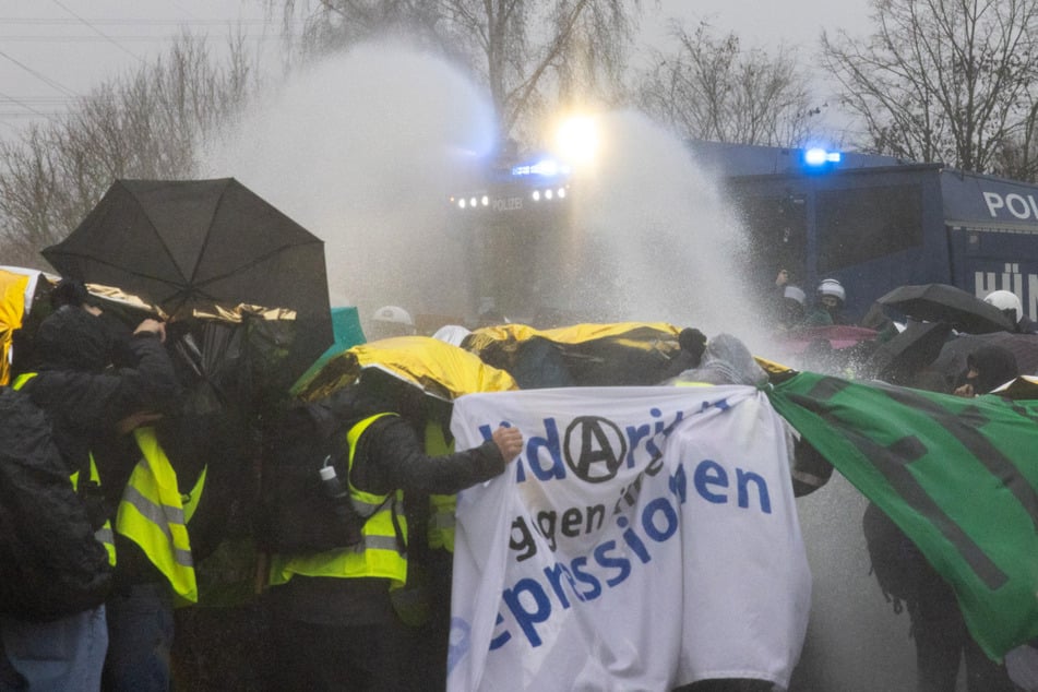Die Polizei hatte auch Wasserwerfer gegen die Demonstranten eingesetzt.