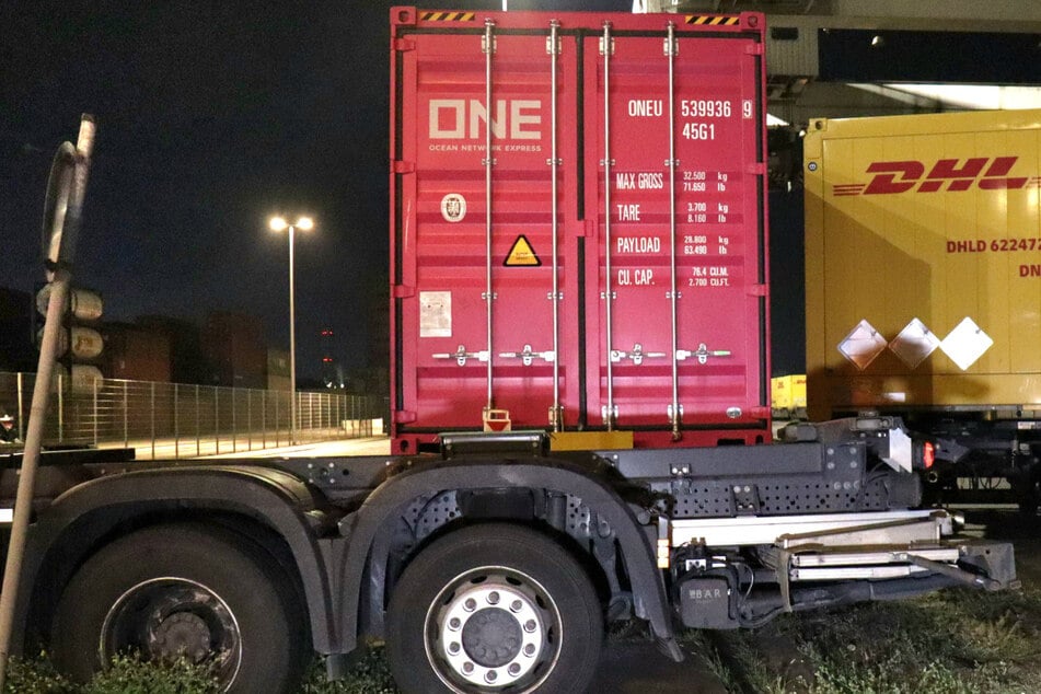 Güterzug crasht Lkw: Arbeiter wird eingeklemmt und kommt in Klinik