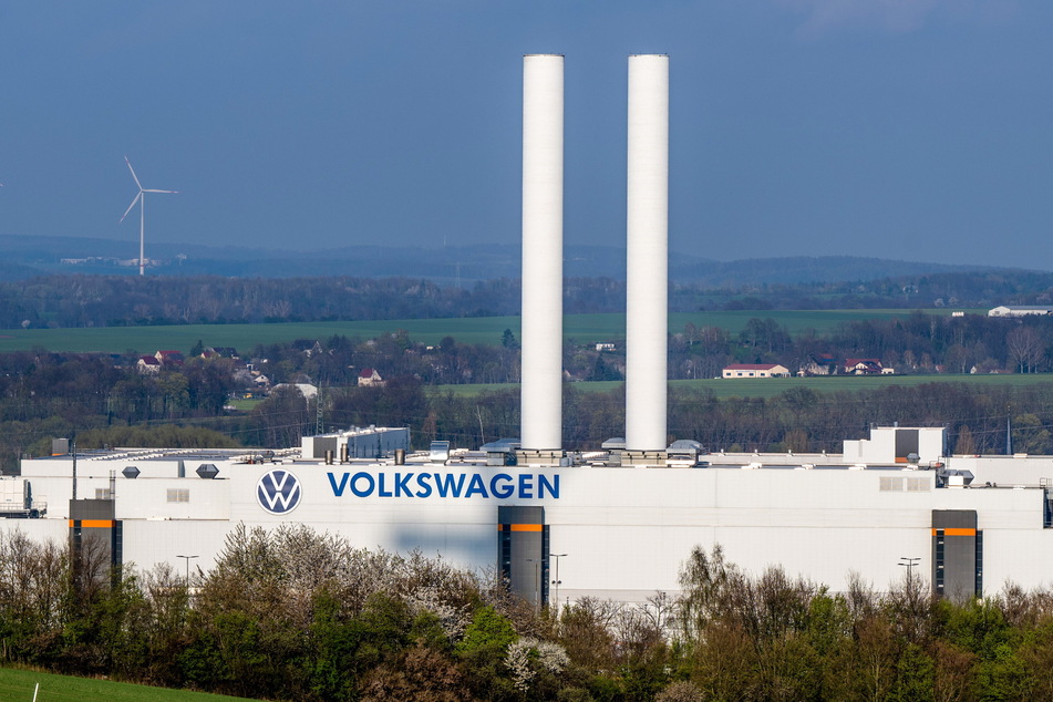 Im VW-Werk in Zwickau werden E-Autos hergestellt. Doch die Nachfrage sinkt, Mitarbeiter bangen um ihren Job.
