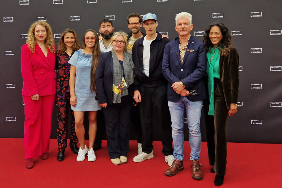 Cast und Crew von "Last Exit Schinkenstraße" am Montagabend bei der Premiere auf dem Filmfest Hamburg. Von links nach rechts: Julia Jendroßek (31), Katharina Wackernagel (44), Lo Rivera (35), Bettina Stucky (54), Jose Barros Moncada (35), Jonas Grosch (41), Marc Hosemann (53), Heinz Strunk (61) und Yasmin Knoch (37).