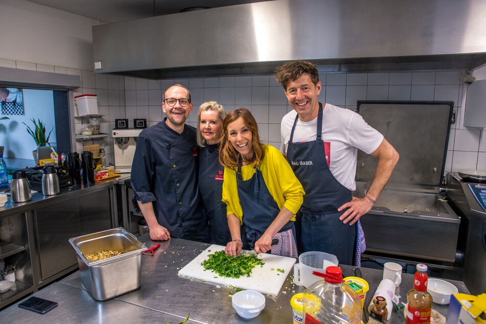 Michaela Koschak (2.v.r.) und Jörg Färber (r.) zusammen mit Jana Messerschmidt und Stephan Hemmer vom Großhändler Selgros am Donnerstag bei der Kochaktion.