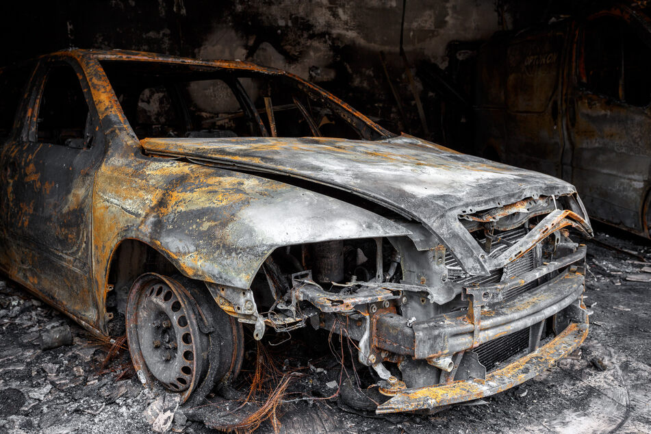 Während der Arbeiten an ihrem Auto kam es plötzlich zum Brand in der Doppelgarage. (Symbolfoto)