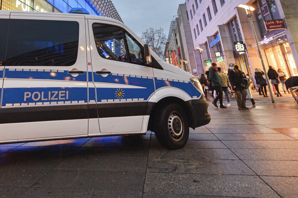 Dresden: Polizisten stoppen Mann am Wiener Platz: In seiner Unterhose werden die Beamten fündig