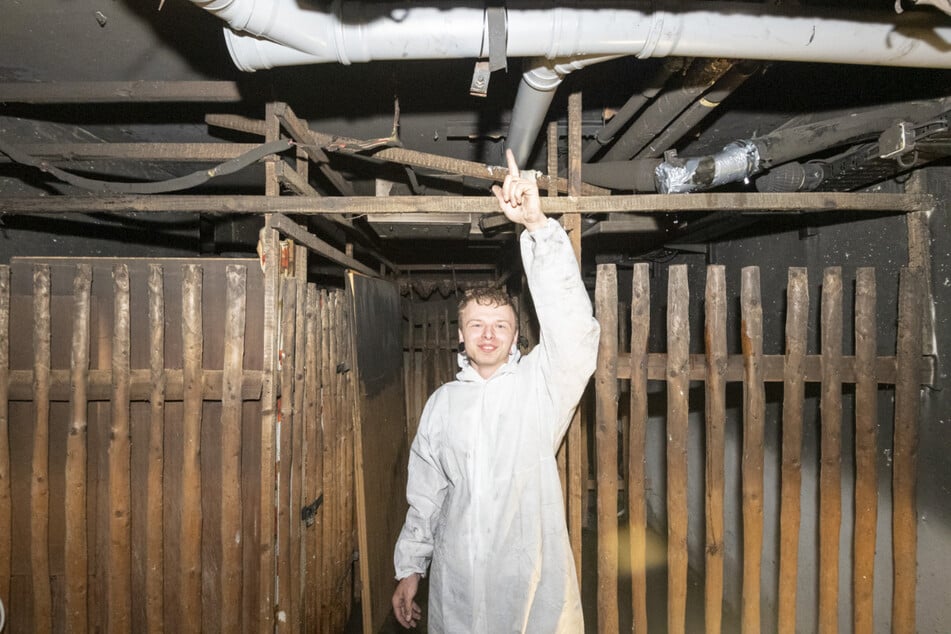 Die Reparatur im zerstörten Keller läuft: Micky Reichelt (19, Wärmetechnik Wilkau-Haßlau) freut sich über die neue Abwasserleitung.