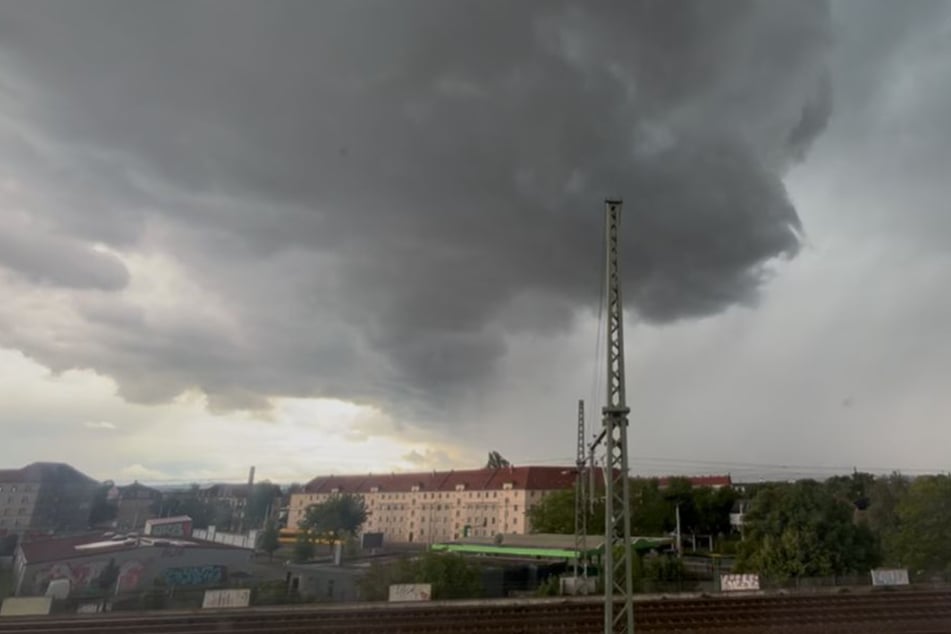 Die Unwetterwolke zog kurz nach 15 Uhr über Dresden-Pieschen hinweg.