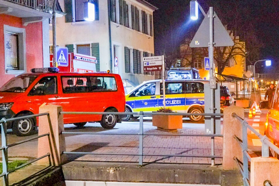 Zunächst randalierte der 48-Jährige - dann schoss er auf eine Tür.