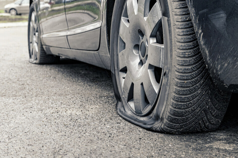 Jeweils ein Reifen der betroffenen Autos wurde beschädigt. (Symbolbild)