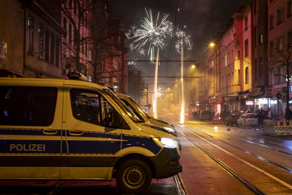 Polizei und Feuerwehr hatten in der Silvesternacht wieder alle Hände voll zu tun. (Symbolbild)