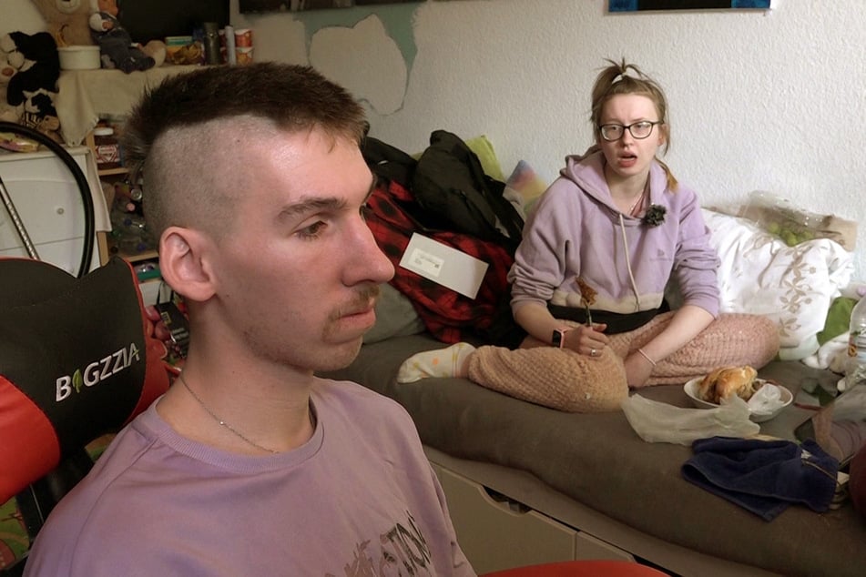 Die Schwangere ist genervt von ihrem faulen Mann.