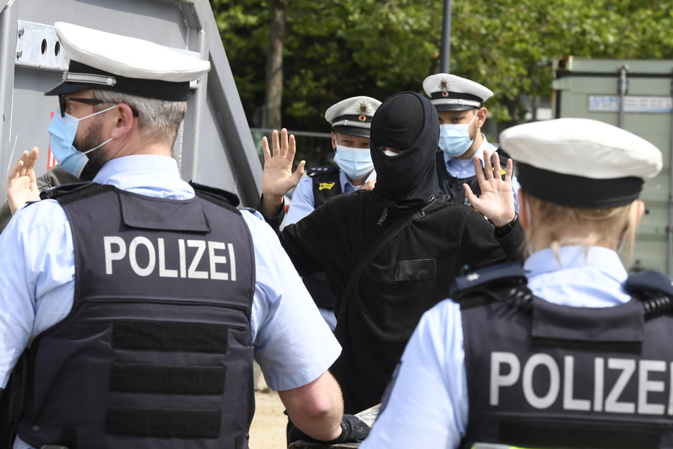 Bei der Demo gegen ein neues Versammlungsgesetz in NRW mit mehreren tausend Teilnehmern ist es zu Auseinandersetzungen zwischen Polizei und Demonstranten gekommen.