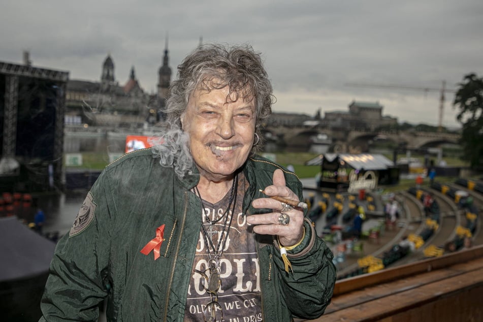 "Quaster" Dieter Hertrampf (81) spielt den Puhdys-Hit "Alt wie ein Baum" im Stadion mit.