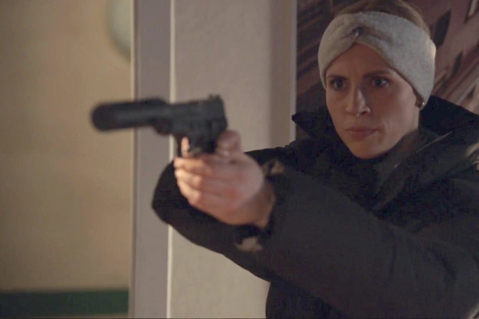 GZSZ-Zoe in ihrem Element: Zum wiederholten Male hält sie eine Waffe in der Hand.