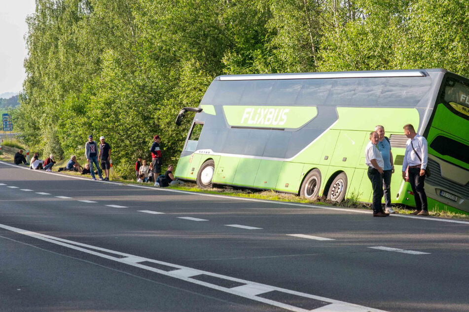 Flixbus mit 39 Menschen kommt von Straße ab und landet im Graben