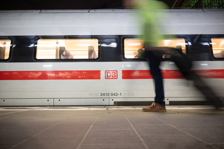 Der Bundesrechnungshof kritisiert vor allem die gestiegene Unpünktlichkeit und die hohe Verschuldung der Deutschen Bahn. (Symbolbild)