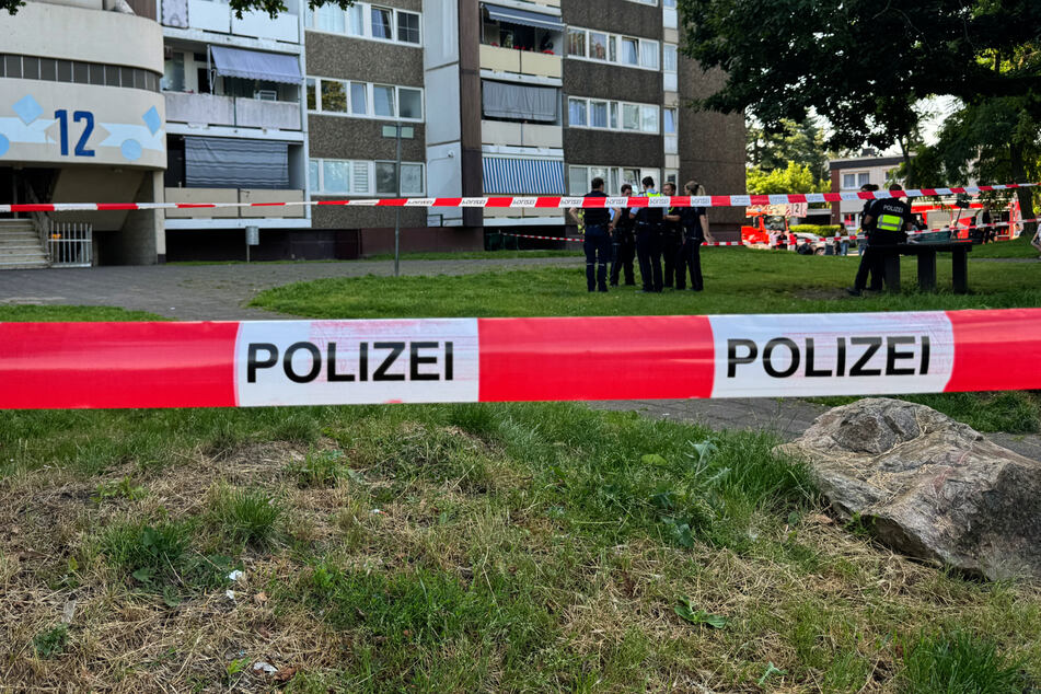 Ein Mann wurde bei der Explosion in dem Mehrfamilienhaus in Köln-Meschenich am Dienstag verletzt.