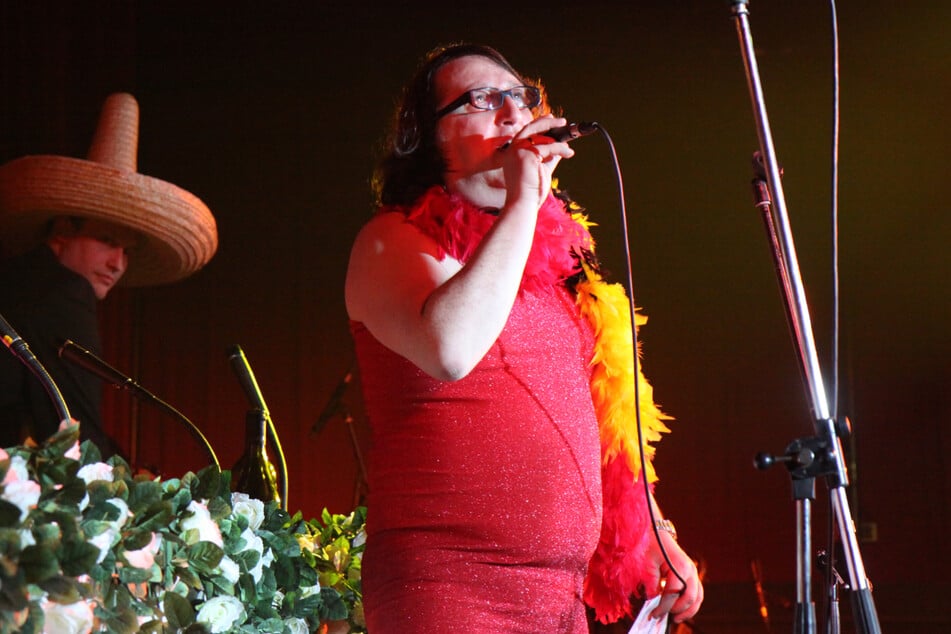 Damals war's: Klaus Weichelt im engen roten Kleid samt Federboa und dunkler Brille.