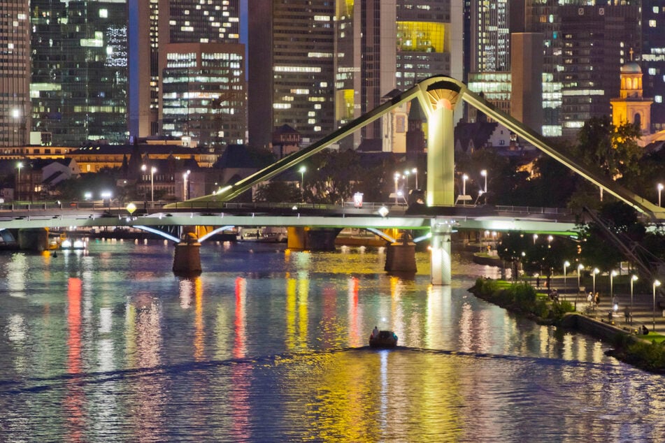 Frankfurt: Frankfurt: Mann nach Sprung von Mainbrücke verstorben!