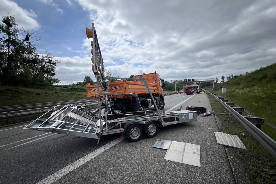 Die Lkw-Fahrerin war in einen Schilderwagen gekracht.