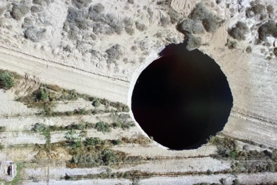Das Loch hat einen Durchmesser von 25 Metern und ist plötzlich entstanden.